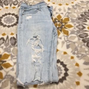 American Eagle light wash destroyed jeans (4L)