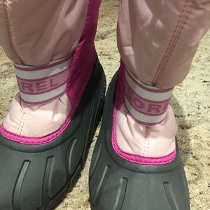 Sorel girls barely used snowboots size 3