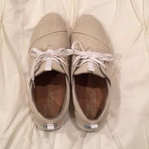 Almost new TOMS shoes!
