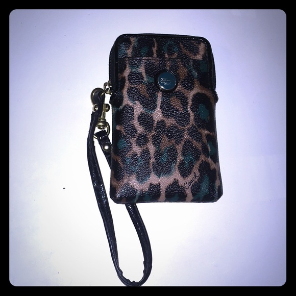 ⭐️ Coach Wristlet ⭐️ - Picture 1 of 3