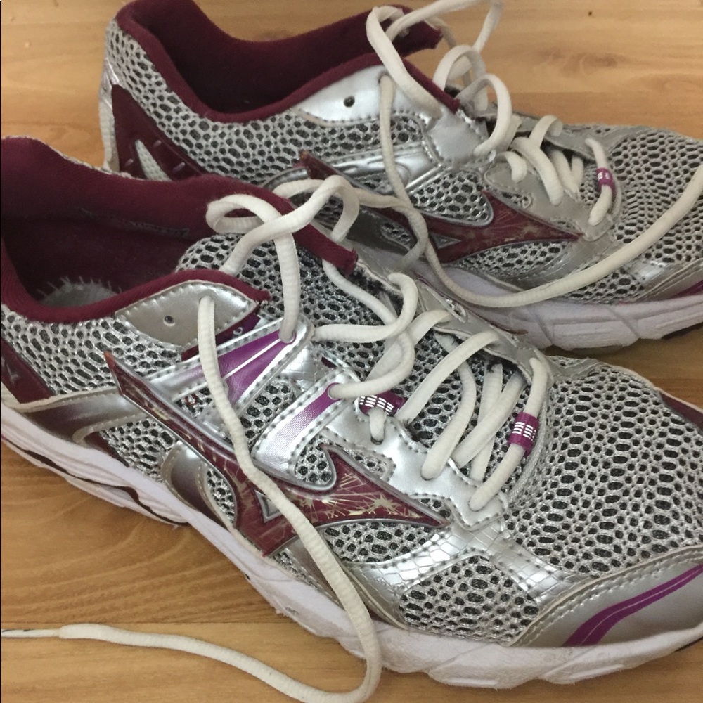 Mizuno Wave Runner Tennis Shoes