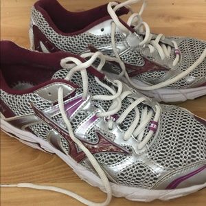 Mizuno Wave Runner Tennis Shoes