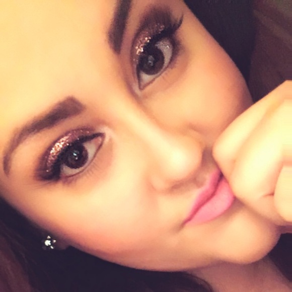 Meet your Posher, Jessica - Picture 1 of 1