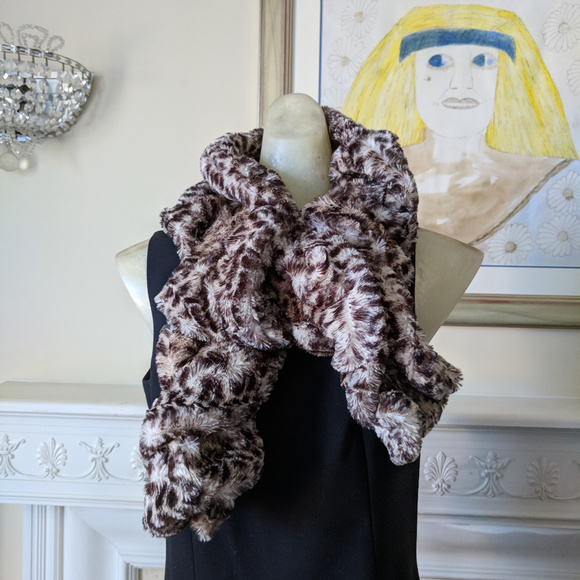 faux fur scarf - Picture 2 of 3