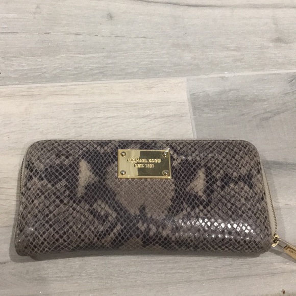 🎉PRICE DROP🎉 Michael Kors wallet - Picture 1 of 3