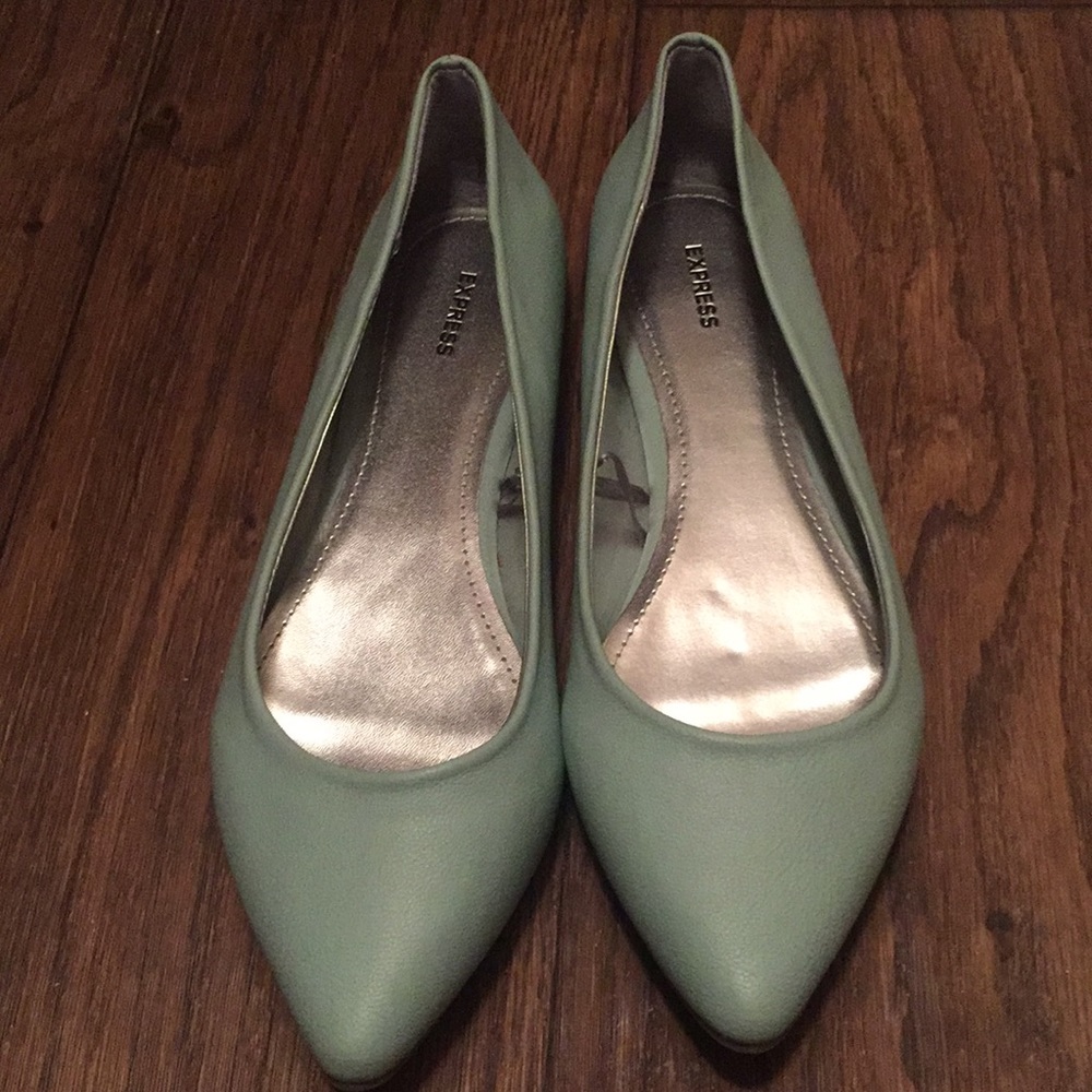 BRAND NEW Express flats