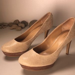 Tahari Sophia NEW No Tags Beige, Tan, Nude Pumps.