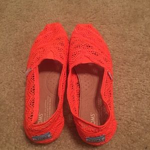 Bright Coral Toms Size 8