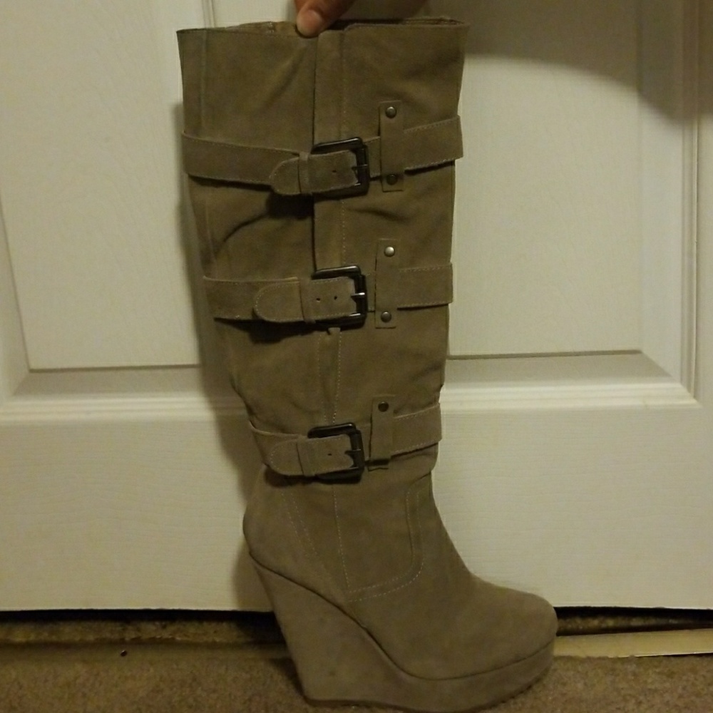 Beidge/tan Suede boots