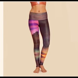 Teeki yoga pants in Clouds Hot Pants