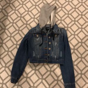 Hooded cropped denim jacket