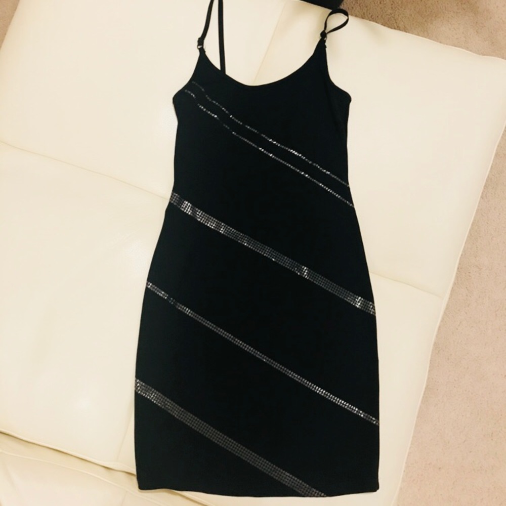 Bebe dress size 4 can fit 2 also