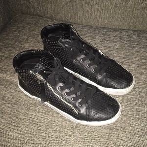 Black zip sneakers