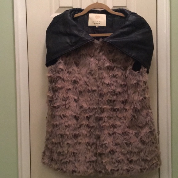 Faux fur vest with faux leather hood - Picture 1 of 5