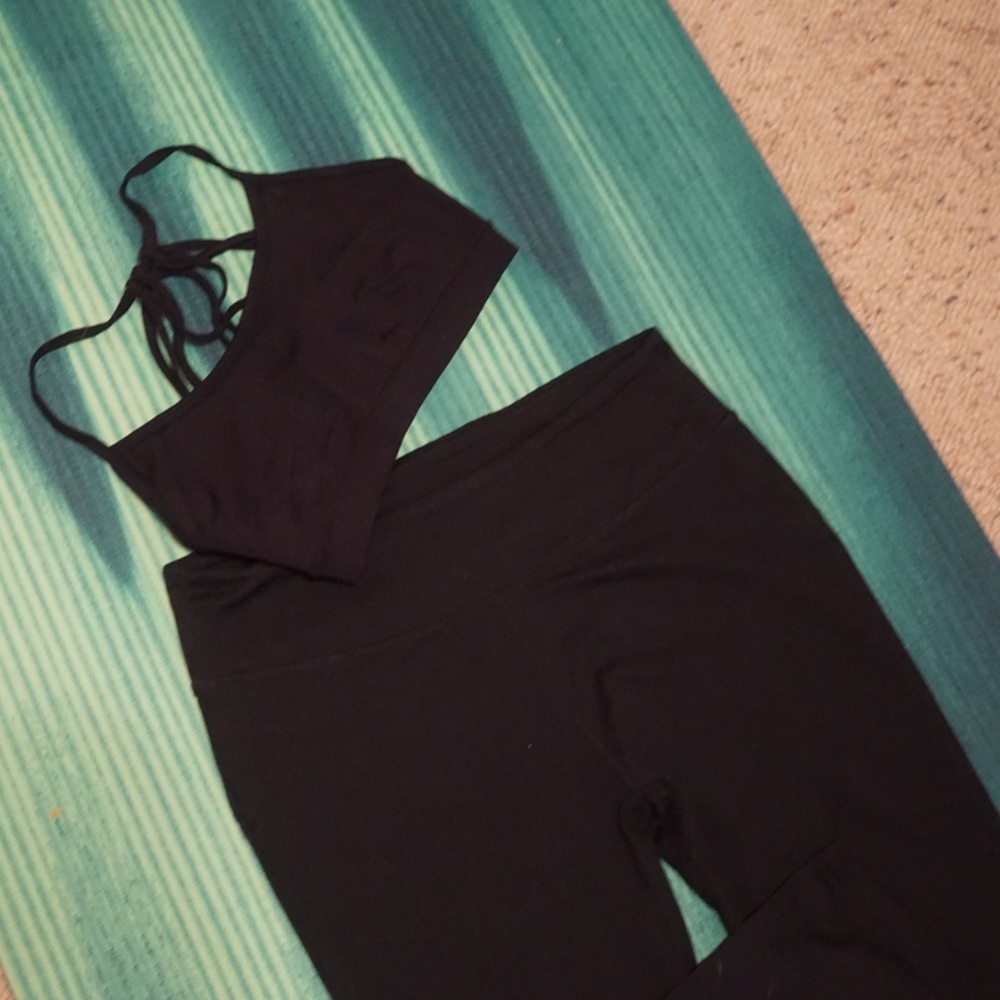 Black Yoga Set! (Crop leggings & Sports bra)