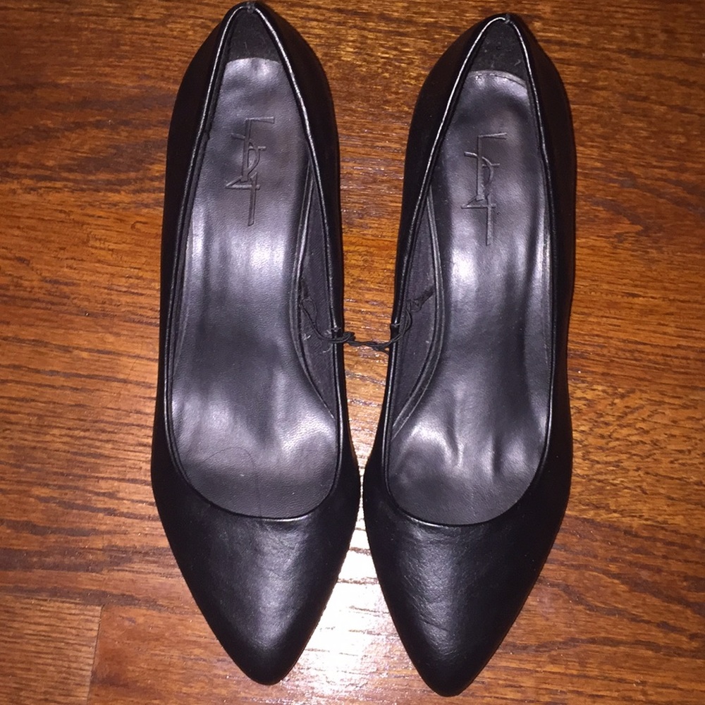 Kitten heel pumps