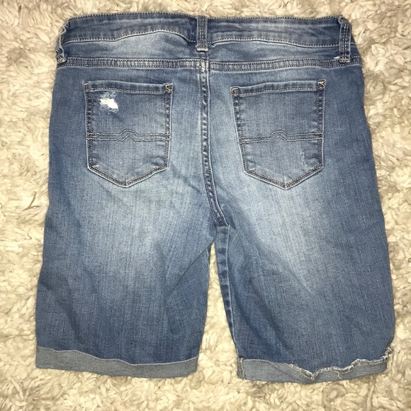ARIZONA JEAN CO. SHORTS - Picture 2 of 2