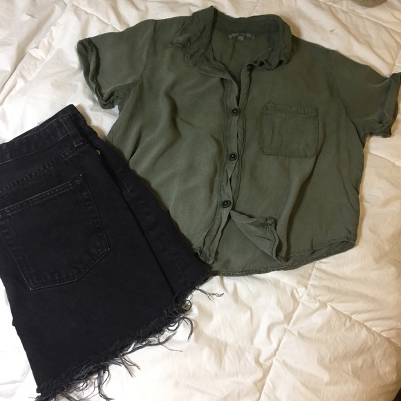 Green button up cropped shirt - Picture 1 of 2