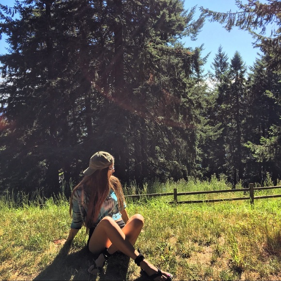 MEET YOUR SELLER💓🍁🧝🏽♀️🦋 - Picture 2 of 4