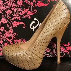 Champagne rhinestone covered heel size 7.5