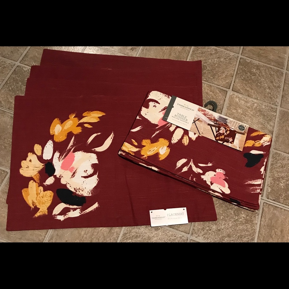 Table runner 72 in & 4 Matching Placemats BNWT