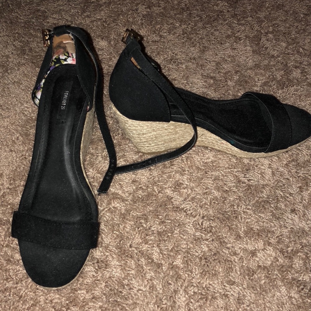 Black wedges