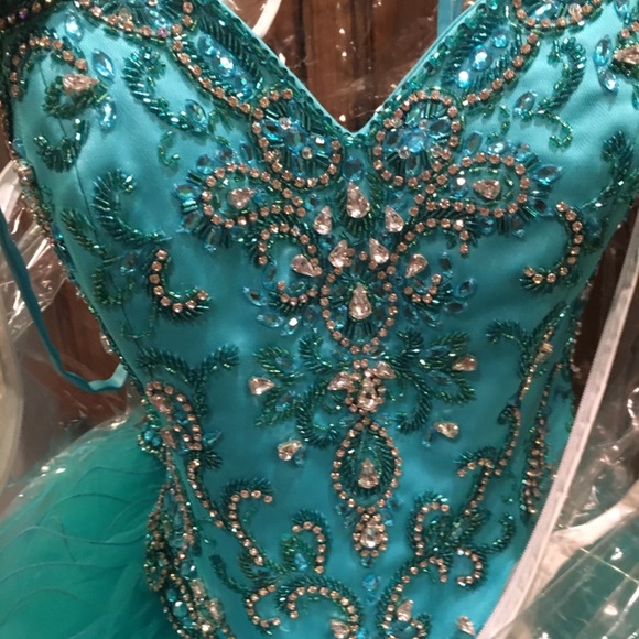 A teal dress - Picture 2 of 4