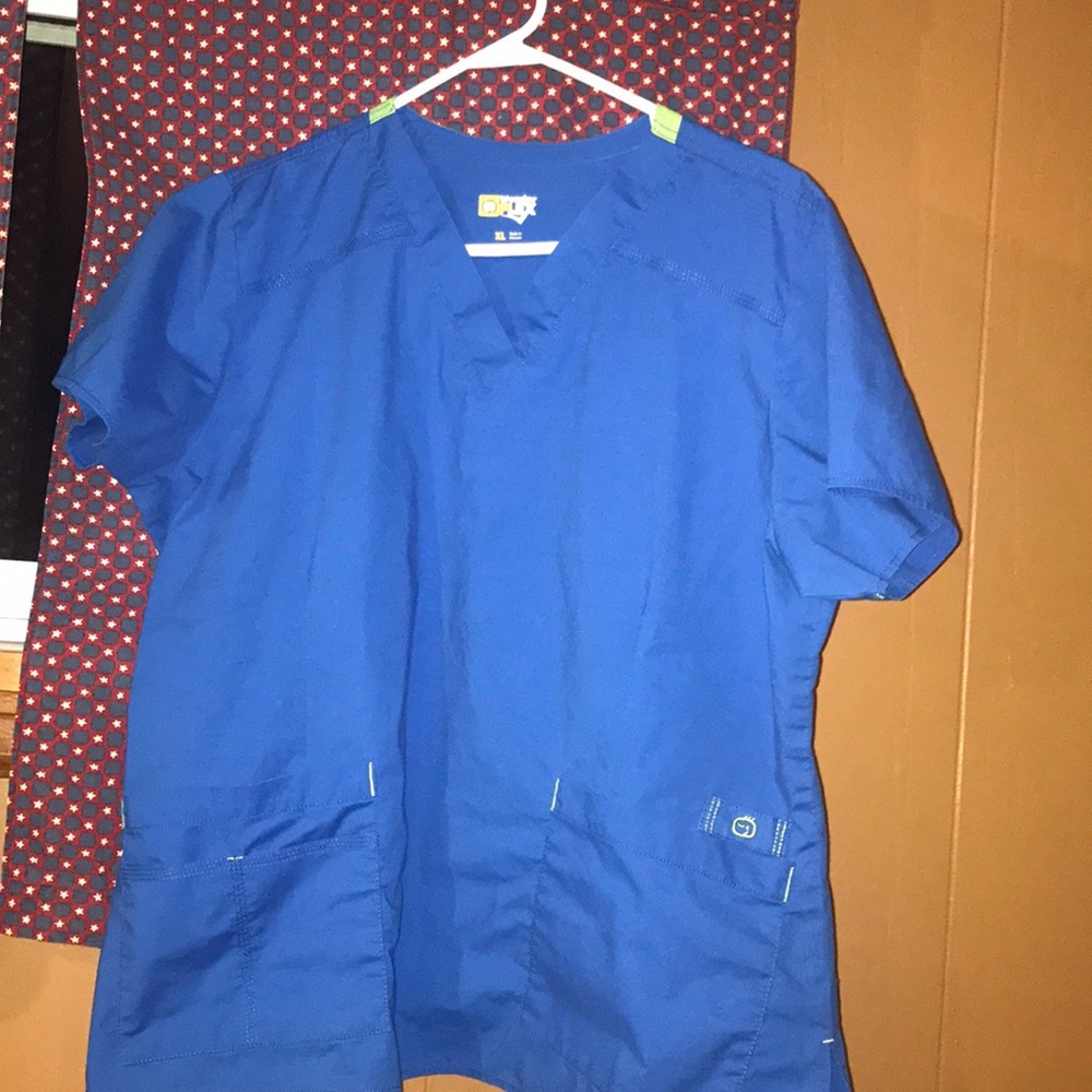 Wonder flex scrub top
