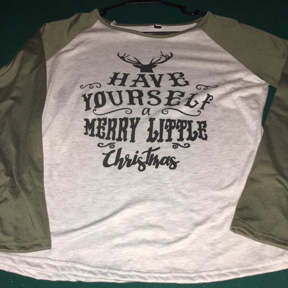Like new Christmas baseball style t.