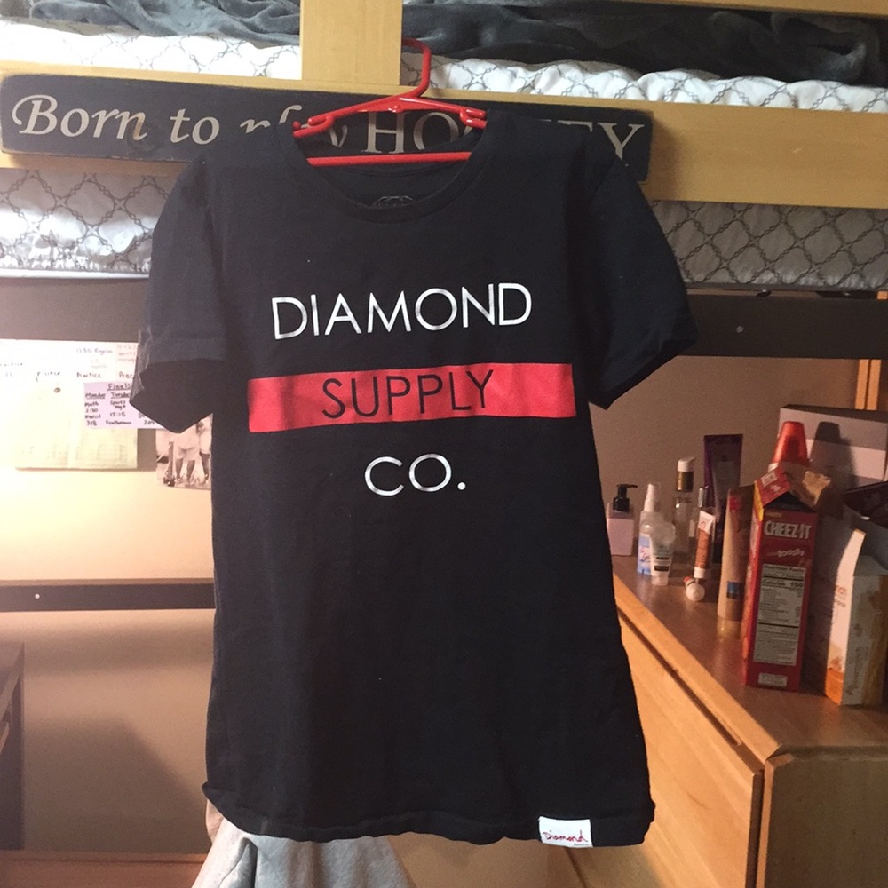 black shirt sleeve graphic tee