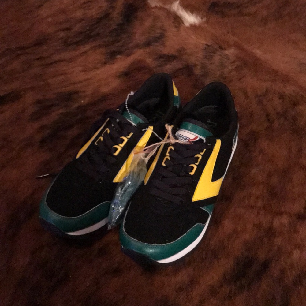 Men's 8.5 Brooks tennis shoes NWT