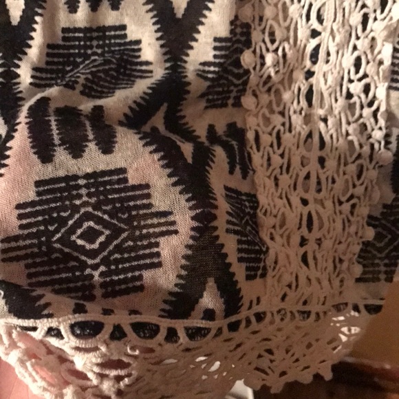 Light weight pattern top - Picture 2 of 2