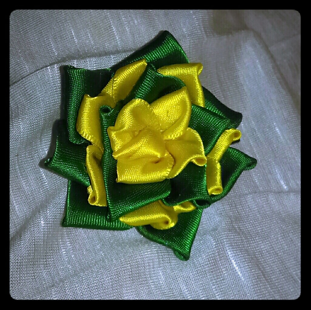 Green and yelow flower (packer) hair pin.