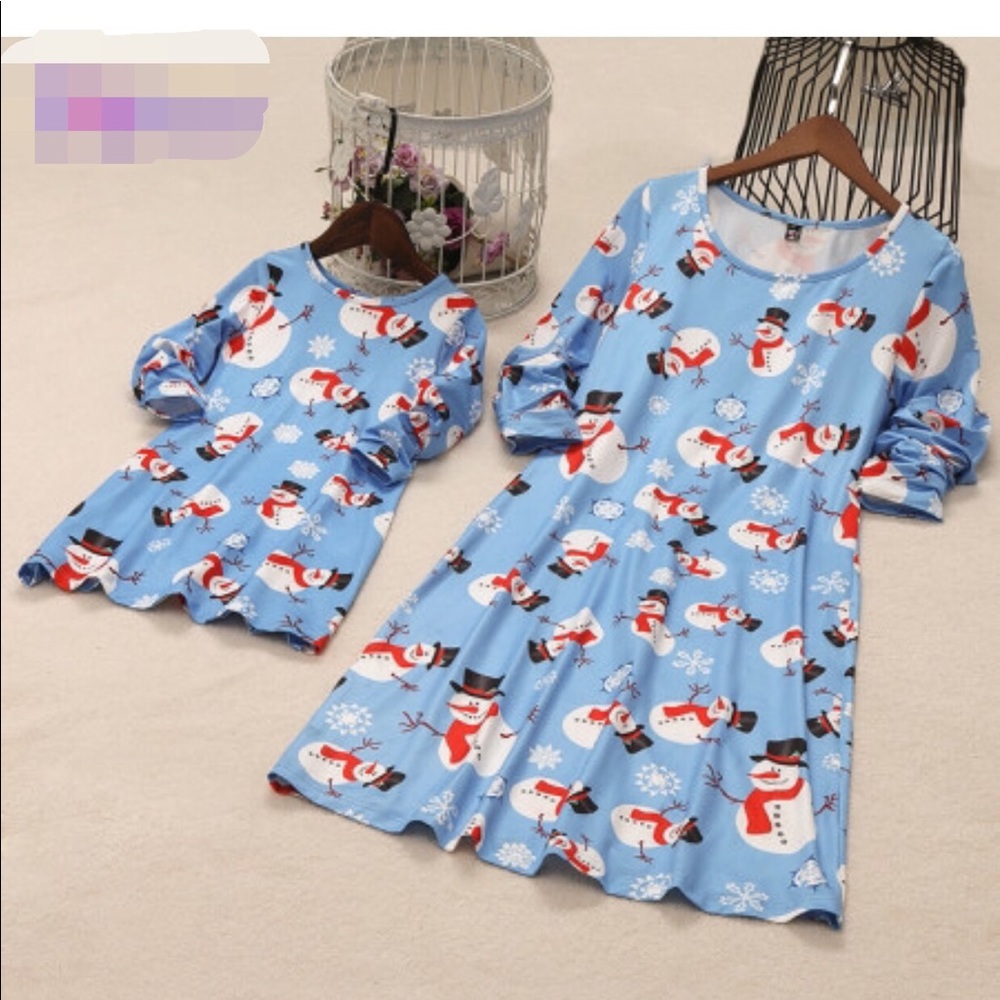 Matching mom and daughter dresses