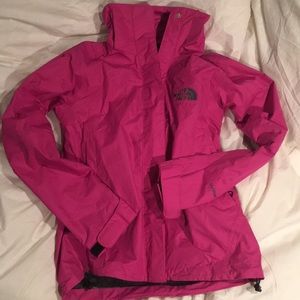LAST CHANCE ✨ North Face Rain or Running Shell