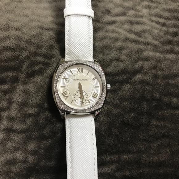 Women’s Michael kors watch - Picture 2 of 2