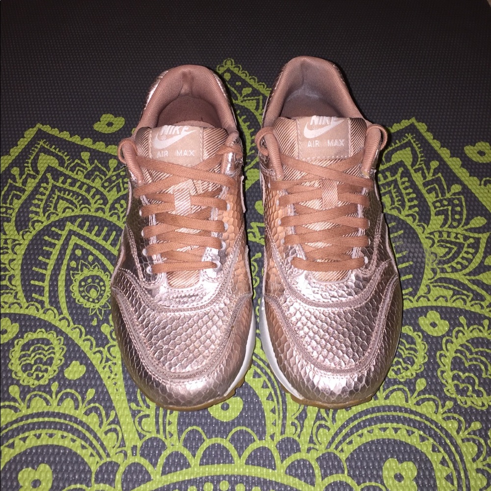 ROSE GOLD NIKE AIR MAX WOMENS SZ. 7