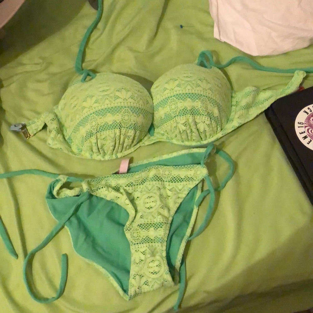 Victoria’s secret bikini 32DD/M