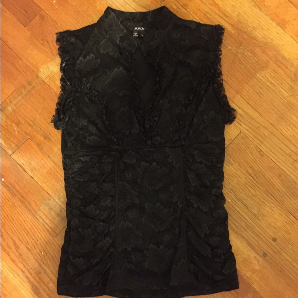 Sleeveless fitted blouse