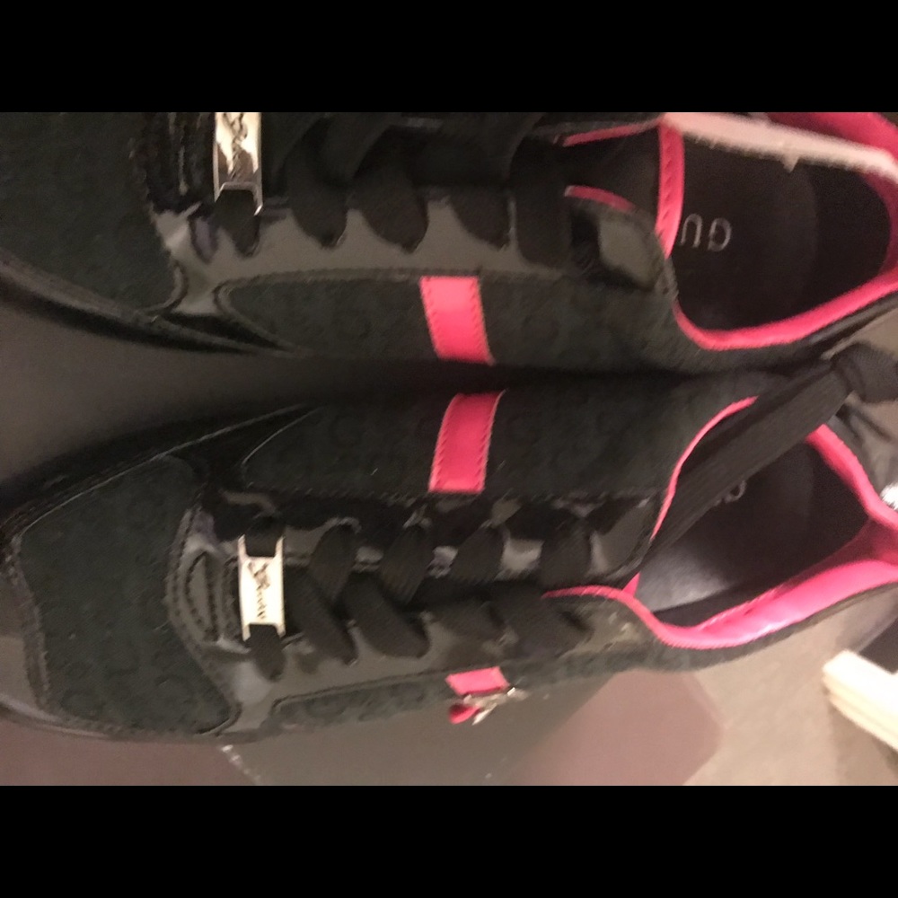 NWT Guess women’s size 8 pink and black sneakers