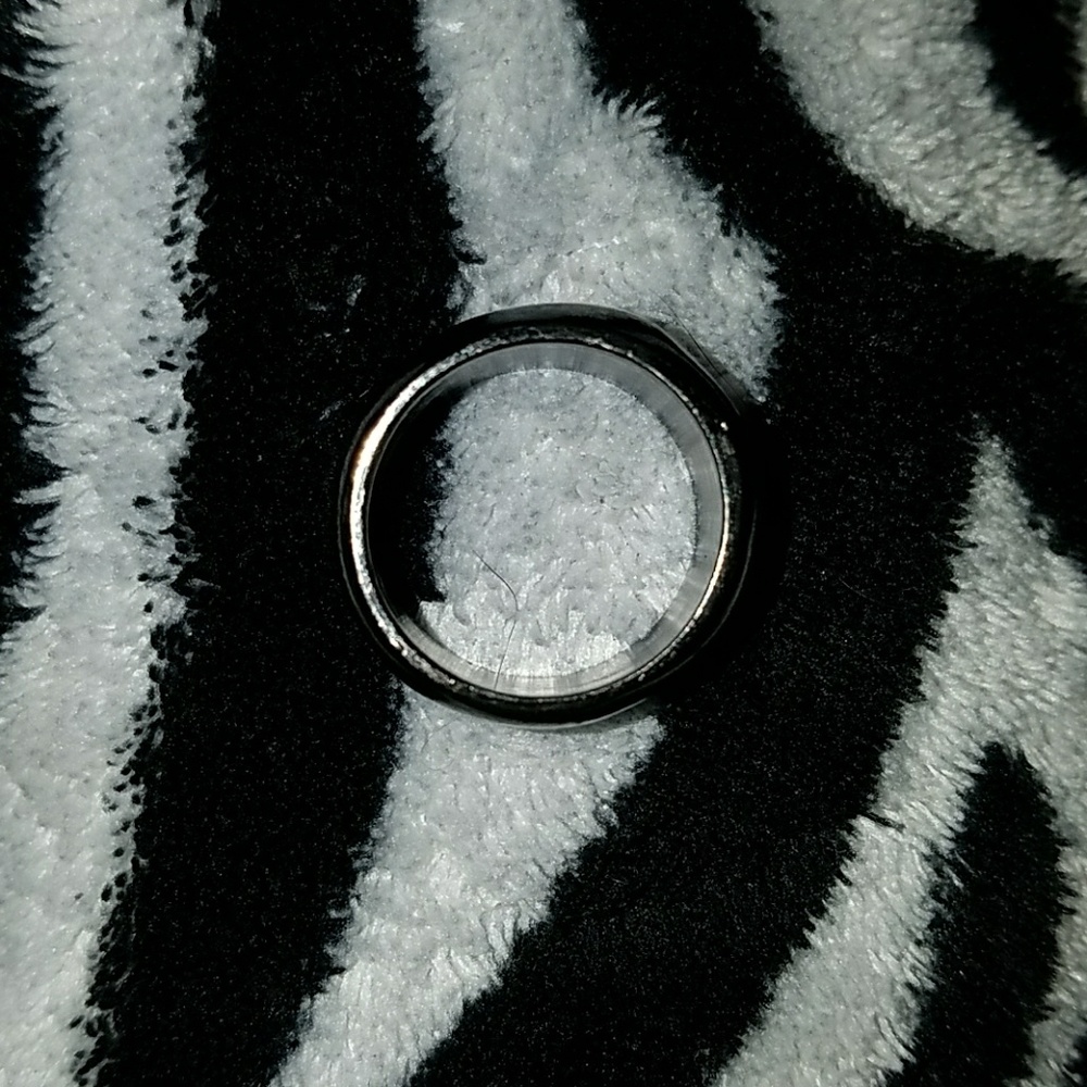 Solid black ring - Picture 2 of 2