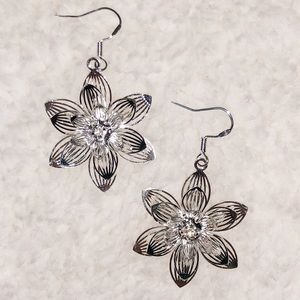 💥SALE💥Sterling Silver flower earrings