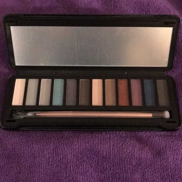 Beauty Creations Smoky Eyeshadow Collection pallet - Picture 3 of 3
