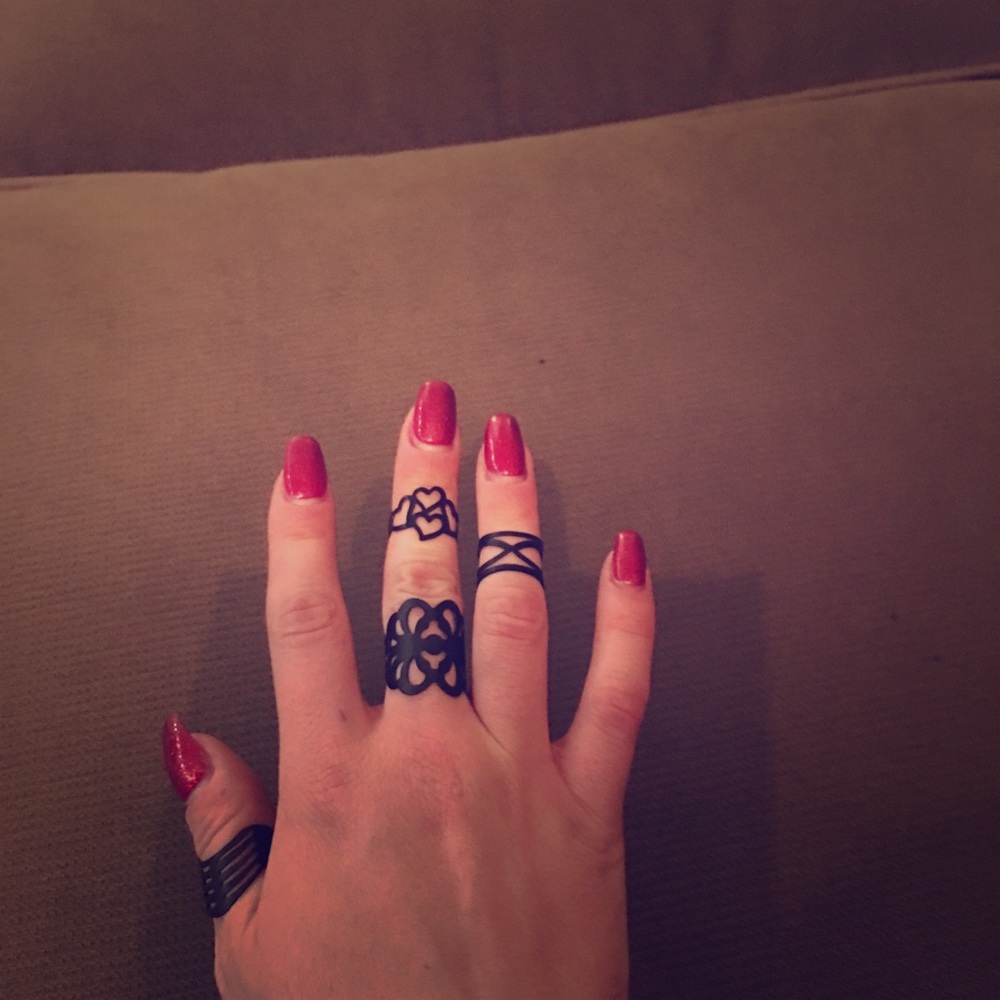 Four adjustable black rings.