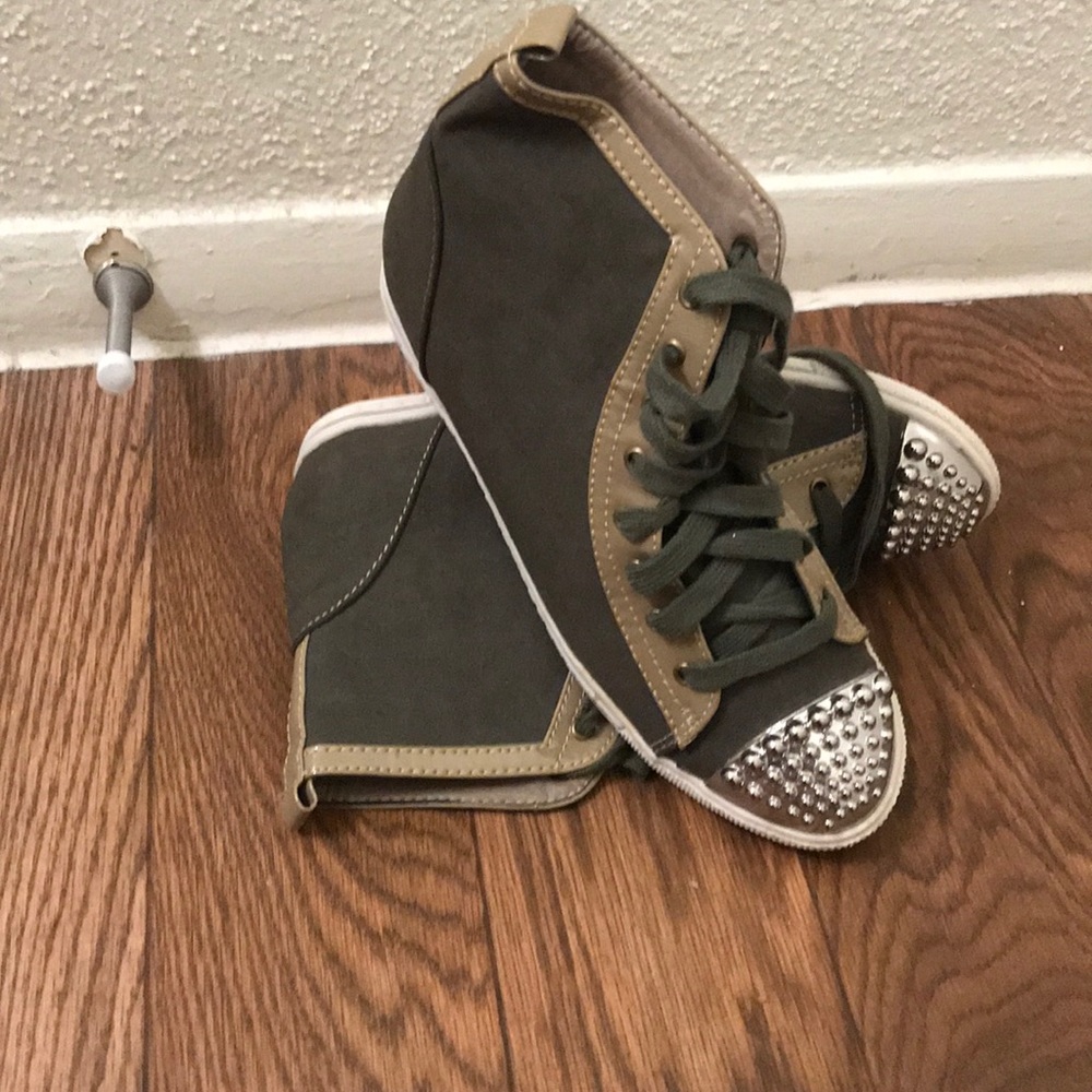 Shoes - Picture 2 of 3