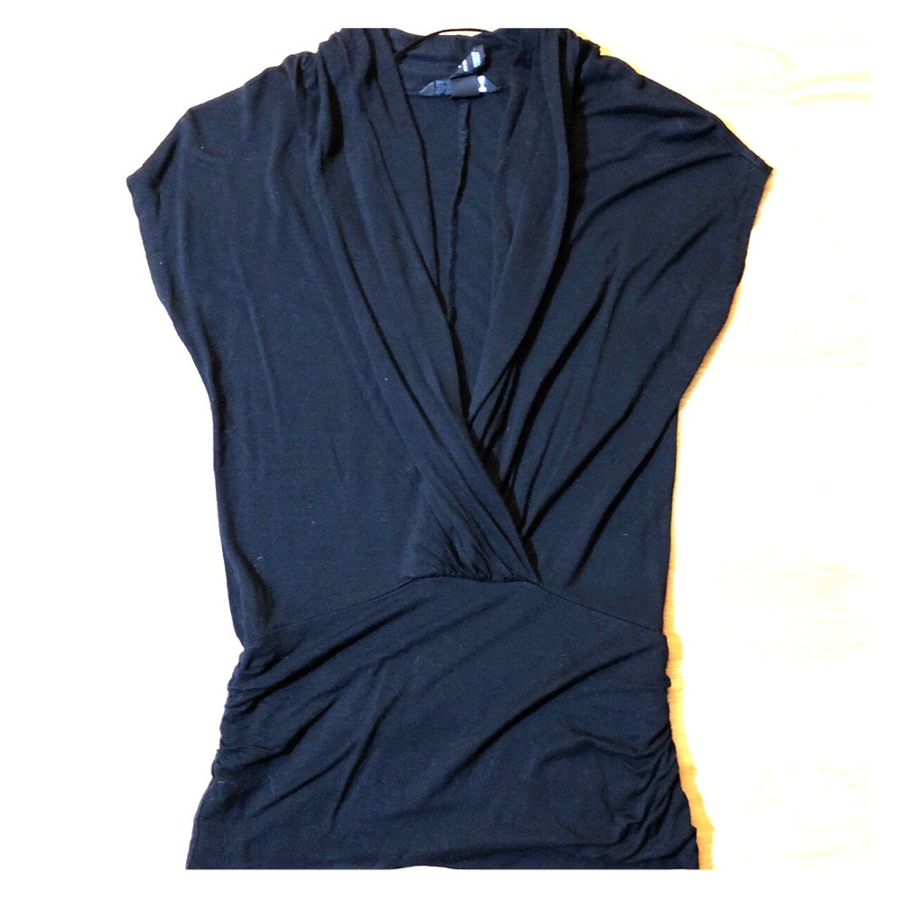 ❌ 5/$20 Black v neck H&M top.