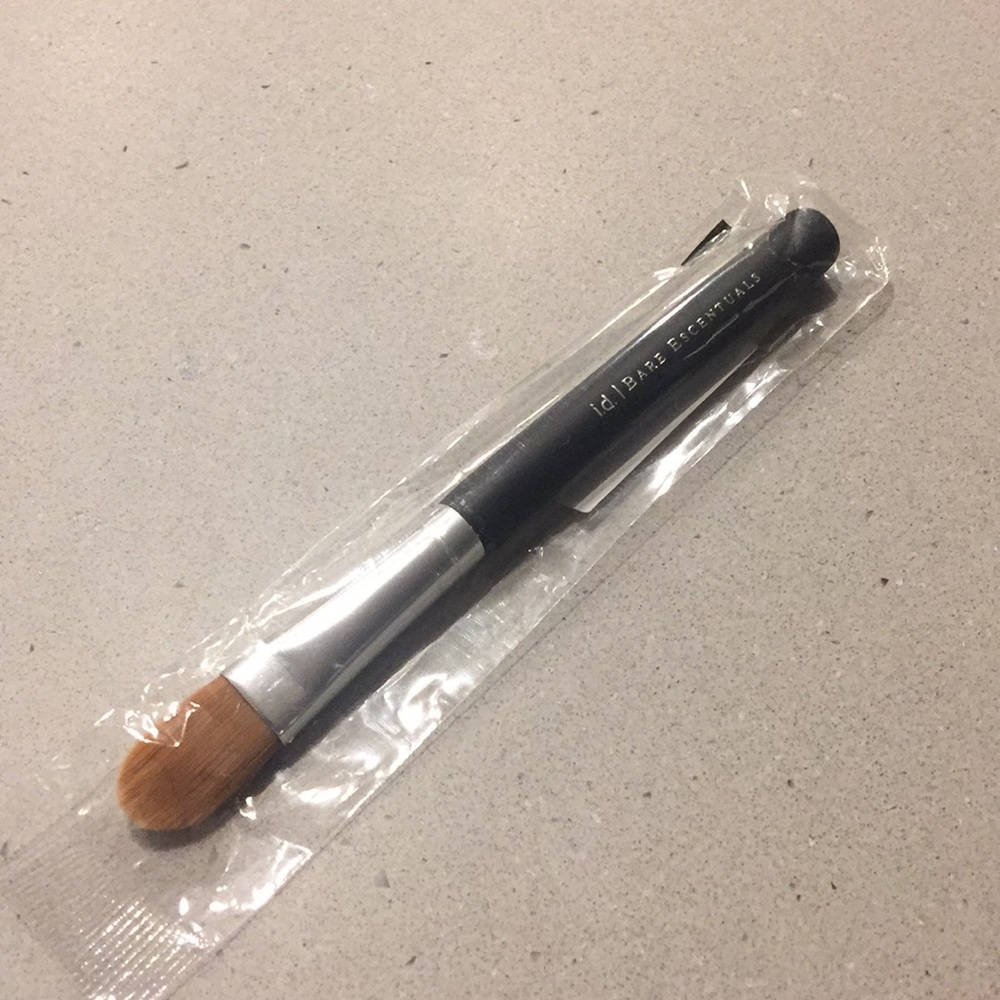 Bare Minerals max coverage concealer brush