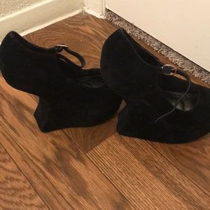 Black no heel wedges