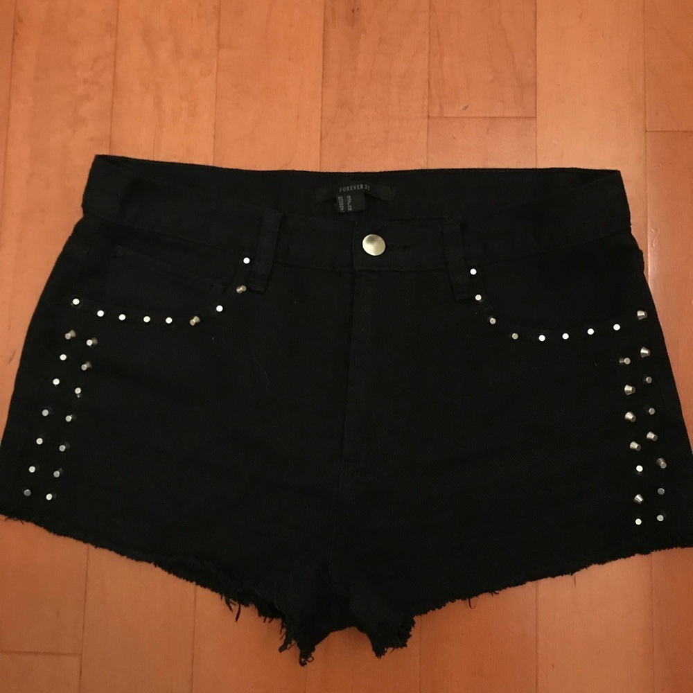 Studded Mid-Rise Black shorts