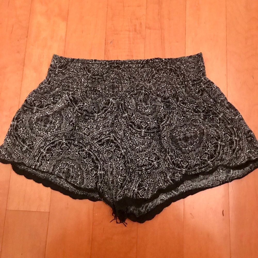 Flowy black & white print shorts